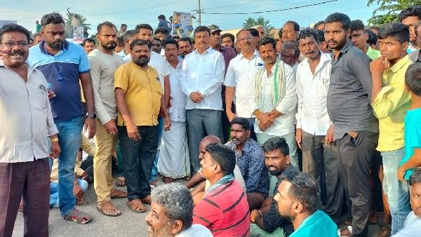 ಮಳವಳ್ಳಿಯಲ್ಲಿ ಬಾಲಕಿ ಹತ್ಯೆ: ಆರೋಪಿಗೆ ಕಠಿಣ ಶಿಕ್ಷೆ ವಿಧಿಸುವಂತೆ ಸಾರ್ವಜನಿಕರ ಒತ್ತಾಯ