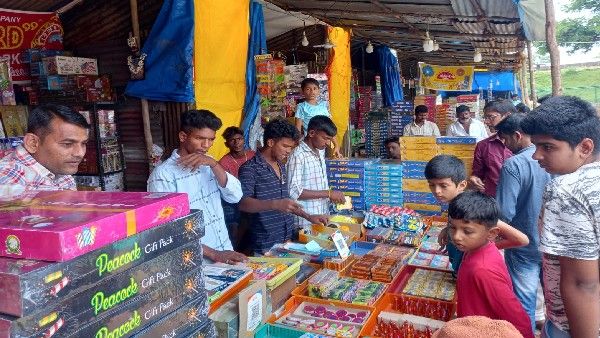 ದೀಪಾವಳಿ 2022; ಮಂಡ್ಯದಲ್ಲಿ ನಷ್ಟದ ಸುಳಿಗೆ ಸಿಲುಕಿದ ಪಟಾಕಿ ವ್ಯಾಪಾರಸ್ಥರು