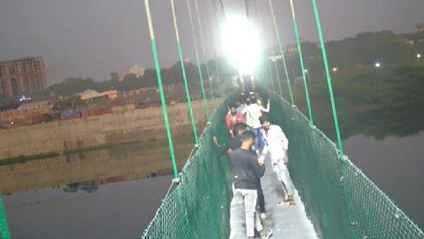 ಮೊರ್ಬಿ ದುರಂತ: ಸೇತುವೆ ಅಲುಗಾಡಿ ಕುಸಿದುಬಿದ್ದ ಭಯಾನಕ ದೃಶ್ಯ ಹೇಗಿದೆ ನೋಡಿ..