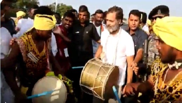 ಭಾರತ್ ಜೋಡೋ ಯಾತ್ರೆ: ಡೋಲು ಬಾರಿಸಿದ ರಾಹುಲ್ ಗಾಂಧಿ