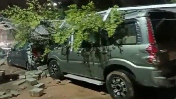 Heavy Rain In Bengaluru : ಬೆಂಗಳೂರಿನಲ್ಲಿ ತಡರಾತ್ರಿ ವರುಣನ ಅಬ್ಬರ; ತಡೆಗೋಡೆ ಕುಸಿದು ಕಾರು, ಬೈಕ್ ಜಖಂ