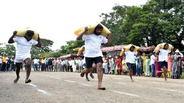 ರೈತ ದಸರಾ 2022: ಕೆಸರು ಗದ್ದೆಯಲ್ಲಿ ಬಿದ್ದರು, ಕಾಲು‌ಕಟ್ಟಿಕೊಂಡು ಓಡಿ ಗೆದ್ದರು