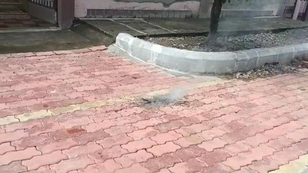 ಶಿವಮೊಗ್ಗ: ಫುಟ್‌ಪಾತ್ ಕೆಳಗೆ ವಿಚಿತ್ರ ಶಬ್ದ, ಹೊಗೆ ಪ್ರತ್ಯಕ್ಷ, ಆತಂಕ