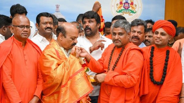 ಮೀಸಲಾತಿ ಹೆಚ್ಚಳ: ಸಿಎಂ ಬಸವರಾಜ ಬೊಮ್ಮಾಯಿಗೆ ಸಿಹಿ ತಿನ್ನಿಸಿದ ಮಠಾಧೀಶರು