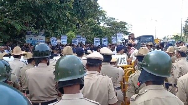 Surathkal toll plaza : ಸುರತ್ಕಲ್ ಟೋಲ್ ಗೇಟ್ ವಿವಾದ: ಪ್ರತಿಭಟನಾಕಾರರು ಪೊಲೀಸರ ವಶ