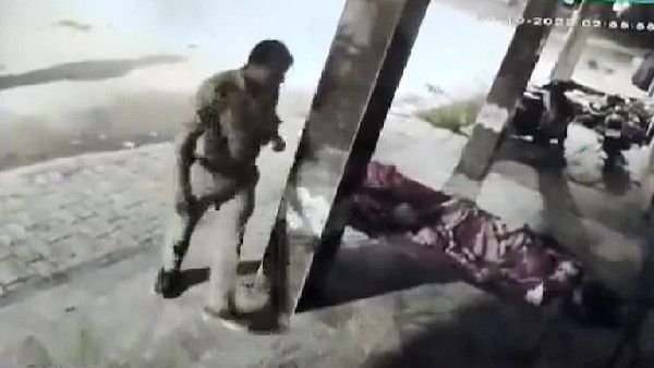 ರಸ್ತೆಯಲ್ಲಿ ಮಲಗಿದ್ದ ವ್ಯಕ್ತಿಯ ಮೊಬೈಲ್ ಕದ್ದ ಪೊಲೀಸಪ್ಪ