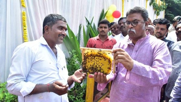 ಕಿಸಾನ್ ಕೇರ್ ಸೆಂಟರ್ ಉದ್ಘಾಟಿಸಿ ಜೇನು ಸವಿದ ಸಚಿವ!