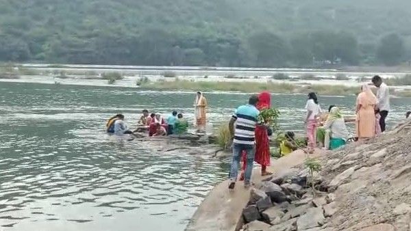 ಅಪಾಯವಿದ್ದರೂ ಶಿವನಸಮುದ್ರದ ವೆಸ್ಲಿ ಸೇತುವೆ ಬಳಿ ಪ್ರವಾಗರ ದಂಡು; ಪೊಲೀಸರು ಮೌನ