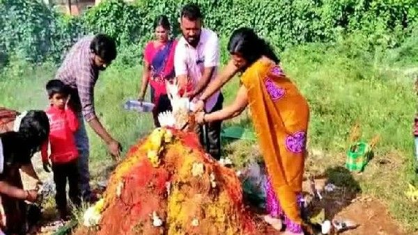 ಚಾಮರಾಜನಗರದಲ್ಲಿ ವಿಭಿನ್ನ ಷಷ್ಠಿ ಹಬ್ಬ: ಹುತ್ತಕ್ಕೆ ಕೋಳಿ ರಕ್ತ, ಮೊಟ್ಟೆ ಅರ್ಪಿಸುವ ಜನ