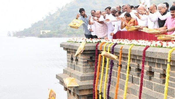 ವಾಣಿ ವಿಲಾಸ ಸಾಗರಕ್ಕೆ ಬಾಗಿನ ಅರ್ಪಿಸಿದ ಸಿಎಂ ಬಸವರಾಜ ಬೊಮ್ಮಾಯಿ
