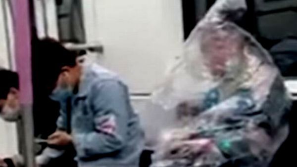 ರೈಲಿನಲ್ಲಿ ಪ್ಲಾಸ್ಟಿಕ್ ಚೀಲ ಹಾಕಿಕೊಂಡು ಬಾಳೆಹಣ್ಣು ತಿಂದ ಮಹಿಳೆ