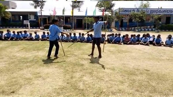 ದೇಸಿ ಕಲೆಯ ಮೇಲಿನ ಪ್ರೀತಿ: ಗುರುವಿಲ್ಲದೆ ದೊಣ್ಣೆ ವರಸೆ ಕಲಿತ ವಿದ್ಯಾರ್ಥಿಗಳು