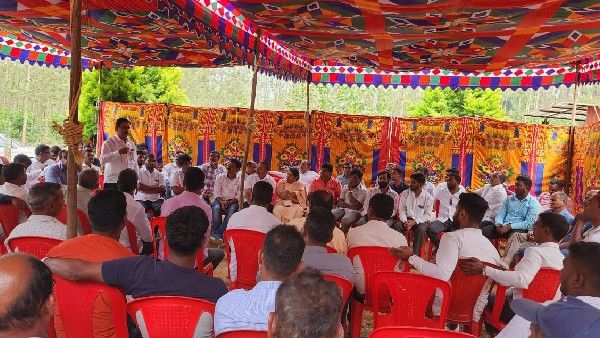 ಕಾಂಗ್ರೆಸ್‌ನಲ್ಲಿ ಅಸಮಾಧಾನ: ಮೋಟಮ್ಮ ಪುತ್ರಿಗೆ ಟಿಕೆಟ್‌ ಕೊಡದಂತೆ ಬಹಿರಂಗ ಸಭೆ