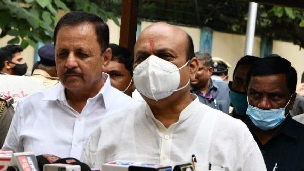 ಶಾಲೆಗಳಿಗೆ ಕೇಸರಿ ಬಣ್ಣ ವಿಚಾರದಲ್ಲಿ ರಾಜಕೀಯ ಕೆಳಮಟ್ಟದ್ದು: ಬೊಮ್ಮಾಯಿ