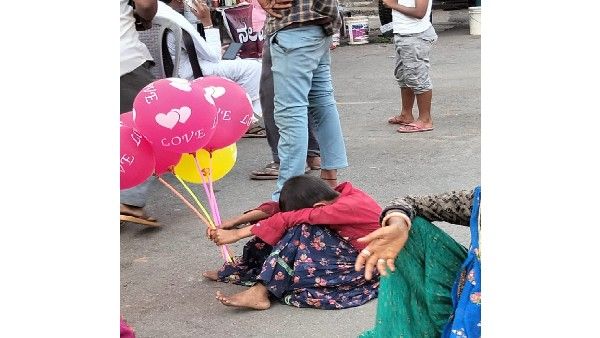 ಬಲೂನು ಮಾರಿ ಬದುಕು ಕಟ್ಟಿಕೊಳ್ಳಬೇಕಾ ಪುಟಾಣಿ ಮಕ್ಕಳು?