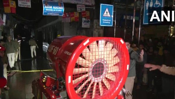 ದೆಹಲಿ ಚಾಂದಿನಿ ಚೌಕ್‌ನಲ್ಲಿ ನಿಯಂತ್ರಣಕ್ಕೆ ಬಾರದ ಬೆಂಕಿ, ಅಂಗಡಿಗಳು ಭಸ್ಮ