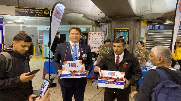 ಸ್ಟೇಷನ್‌ನಲ್ಲಿ ಜನರಿಗೆ ಗಸಗಸೆ ಹೂವು ಮಾರಿದ ಪ್ರಧಾನಿ ರಿಷಿ ಸುನಕ್!