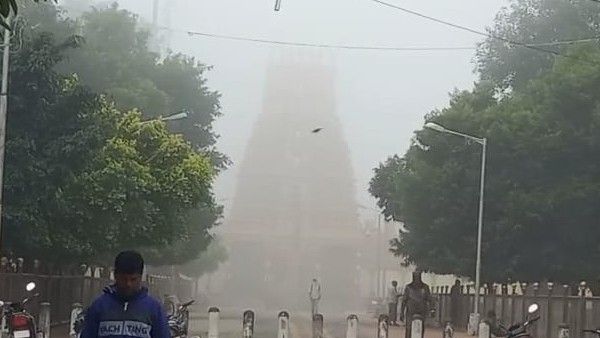 ಚಾಮರಾಜನಗರದೆಲ್ಲೆಡೆ ಮಂಜು ಮುಸುಕಿದ ವಾತಾವರಣ, ಚುಮುಚುಮು ಚಳಿ ನಡುವೆ ಪ್ರಯಾಣ