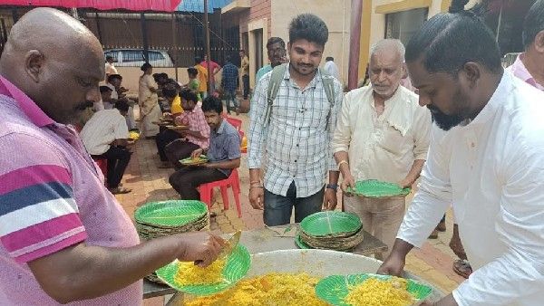 ಹು-ಧಾ ಮಹಾನಗರ ಪಾಲಿಕೆ ಆವರಣದಲ್ಲಿ ಭರ್ಜರಿ ಬಿರಿಯಾನಿ ಬಾಡೂಟ: ಸಾರ್ವಜನಿಕರ ಆಕ್ಷೇಪ