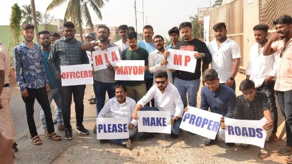 ರಸ್ತೆ ಗುಂಡಿ ಮುಚ್ಚುವಂತೆ ಹುಬ್ಬಳ್ಳಿಯಲ್ಲಿ ವಿನೂತನ ಪ್ರತಿಭಟನೆ