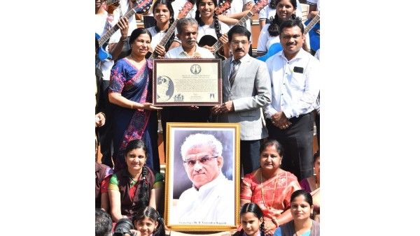 ವರ್ಲ್ಡ್ ರೆಕಾರ್ಡ್ಸ್ ಆಫ್ ಇಂಡಿಯಾದಲ್ಲಿ ದಾಖಲಾದ 200 ವಿದ್ಯಾರ್ಥಿಗಳ ಗಿಟಾರ್ ಸಂಗೀತ ಸುಧೆ