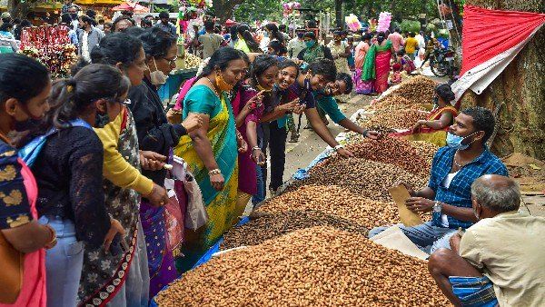 ಕಡಲೆಕಾಯಿ ಪರಿಷೆ: 10 ವರ್ಷದ ಬಳಿಕ 'ಬಸವಣ್ಣನ ತೆಪ್ಪೋತ್ಸವ'ದ ಮೆರಗು