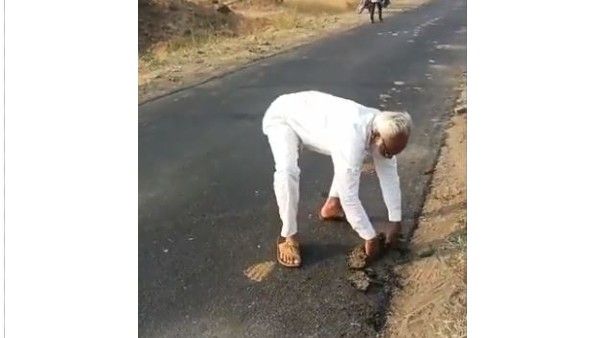 ಕಳಪೆ ರಸ್ತೆ ಕಾಮಗಾರಿ, ಕೈಯಲ್ಲಿ ಕಿತ್ತು ಬರುವ ಟಾರು