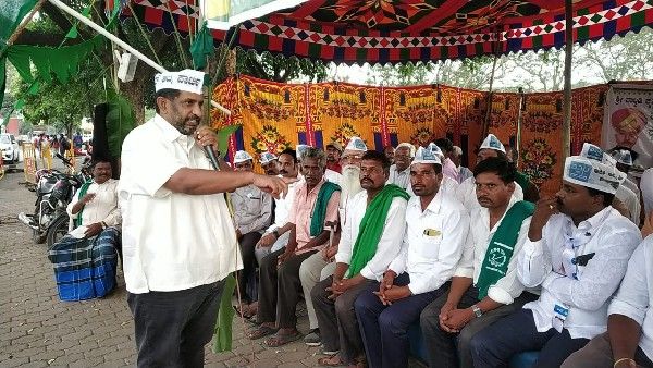 ಮಂಡ್ಯ: ರೈತರ ಪ್ರತಿಭಟನೆಯಲ್ಲಿ ಎಎಪಿ ರಾಜ್ಯಾಧ್ಯಕ್ಷ ಪೃಥ್ವಿ ರೆಡ್ಡಿ ಭಾಗಿ, ಬೆಂಬಲ ಘೋಷಣೆ