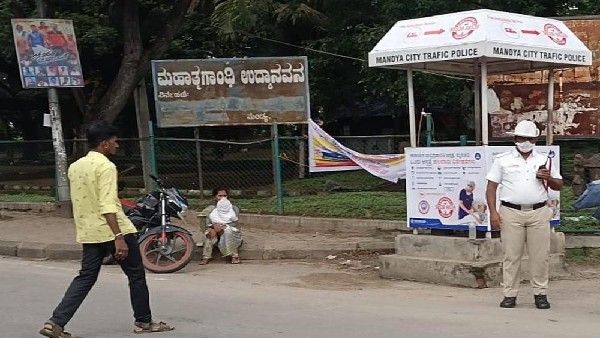 ನಡುರಸ್ತೆಯಲ್ಲೇ ತಾಯಿ ಮಗುವನ್ನು ಕೂರಿಸಿ ಮಂಡ್ಯ ಸಂಚಾರಿ ಪೊಲೀಸರಿಂದ ದಂಡ ವಸೂಲಿ