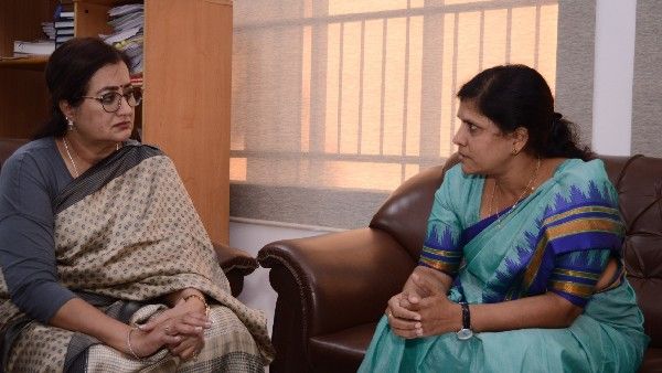 ಆದೇಶ ಉಲ್ಲಂಘನೆ: ಮುಜುಗರ ತಪ್ಪಿಸಿಕೊಳ್ಳಲು ಸಭೆ ರದ್ದುಪಡಿಸಿದ ಮಂಡ್ಯ ಸಂಸದೆ ಸುಮಲತಾ