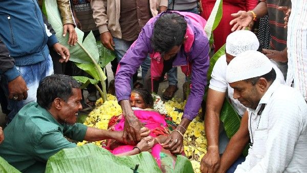 ಹಿಂದೂ ಮಹಿಳೆ ಶವ ಸಂಸ್ಕಾರಕ್ಕೆ ಹೆಗಲು ನೀಡಿದ ಮುಸ್ಲಿಂ ಬಾಂಧವರು