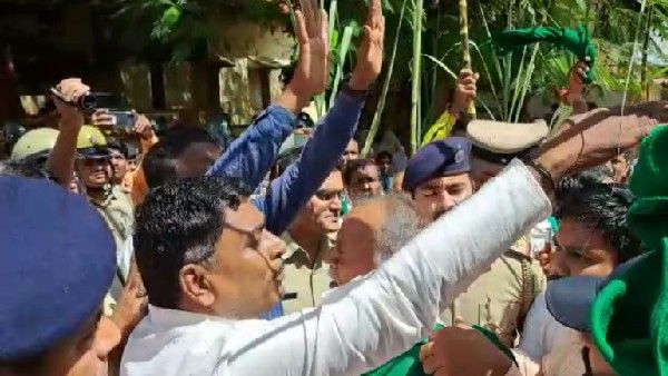 ಧಾರವಾಡದಲ್ಲಿ ಕಬ್ಬು ಬೆಳೆಗಾರರ ಪ್ರತಿಭಟನೆ: ಬೇಡಿಕೆ ಈಡೇರಿಕೆಗೆ 24 ಗಂಟೆ ಗಡುವು