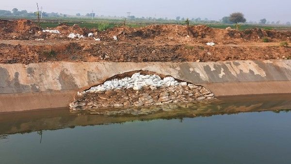 15 ದಿನಗಳ ಅಂತರದಲ್ಲಿ 2 ಬಾರಿ ಕುಸಿದ ಕಾಲುವೆ, ಕಳಪೆ ಕಾಮಗಾರಿ ವಿರುದ್ಧ ಗ್ರಾಮಸ್ಥರ ಆಕ್ರೋಶ