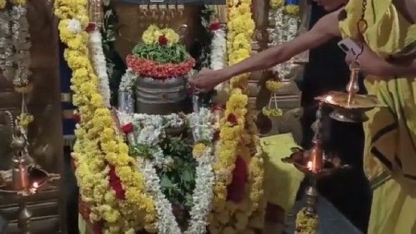 ಶಿವಲಿಂಗದಲ್ಲಿ ಕಾಣಿಸಿಕೊಂಡ ಕಣ್ಣು, ಮಾಗಡಿ ದೇವರ ದರ್ಶನಕ್ಕೆ ಮುಗಿಬಿದ್ದ ಭಕ್ತಾಧಿಗಳು