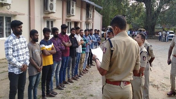 ಶಿವಮೊಗ್ಗದಲ್ಲಿ 6 ಪೊಲೀಸ್ ಠಾಣೆಯ 82 ರೌಡಿಗಳ ಪರೇಡ್, ಖಡಕ್ ವಾರ್ನಿಂಗ್