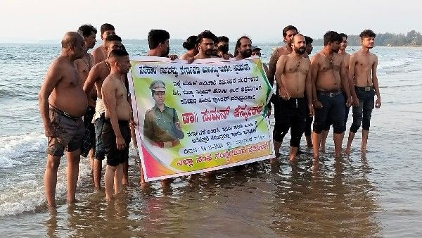 ಕಾರವಾರ: ಪೊಲೀಸ್ ಅಧಿಕಾರಿ ವರ್ಗಾವಣೆಗೆ ವಿರೋಧ, ಸಮುದ್ರದಲ್ಲಿ ಅರೆನಗ್ನ ಪ್ರತಿಭಟನೆ