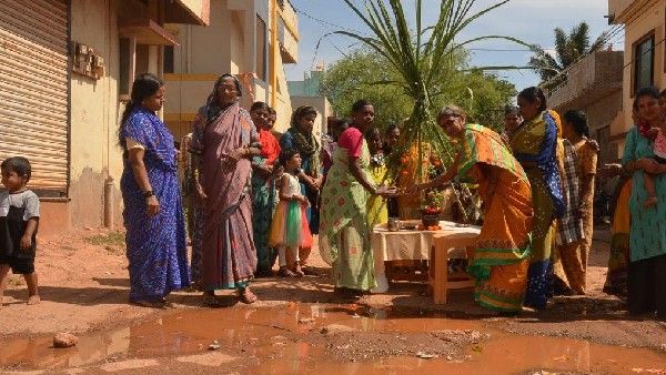 ಗುಂಡಿಬಿದ್ದ ರಸ್ತೆಯಲ್ಲಿ ತುಳಸಿ ಪೂಜೆ ಮಾಡಿ ಜನಪ್ರತಿನಿಧಿಗಳ ವಿರುದ್ಧ ಪ್ರತಿಭಟನೆ