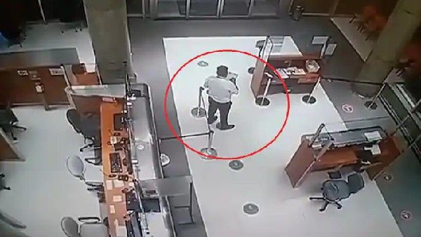 ಬಾಗಿಲು ತೆಗೆಯುತ್ತೆ, ಗಾರ್ಡ್ ಜೊತೆ ಮಾತಾಡುತ್ತೆ ಕ್ಯಾಮರದಲ್ಲಿ ಮಾತ್ರ ಕಾಣಲ್ಲ: ಯಾರದು?