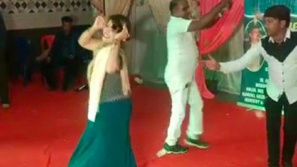 ರಾಮನಗರದಲ್ಲಿ ಡ್ಯಾನ್ಸರ್‌ ಹುಡುಗಿ ಮೇಲೆ ಹಣ ತೂರಾಡಿ ಕುಣಿದು ಕುಪ್ಪಳಿಸಿದ ಕಾಂಗ್ರೆಸ್‌ ನಾಯಕರು