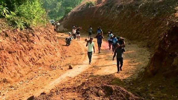 ಸ್ಮಶಾನ ಜಾಗದಲ್ಲಿ ನೌಕಾನೆಲೆ ಕಾಮಗಾರಿ ವಿಸ್ತರಣೆ: ಶವಸಂಸ್ಕಾರಕ್ಕೆ ಪರದಾಡಿದ ಗ್ರಾಮಸ್ಥರು