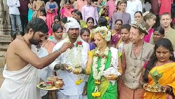 ಹಂಪಿ ಗೈಡ್‌ ಪ್ರೀತಿಗೆ ಮನಸೋತ ಬೆಲ್ಜಿಯಂ ಯುವತಿ: ವಿರೂಪಾಕ್ಷೇಶ್ವರನ ಸನ್ನಿಧಿಯಲ್ಲಿ ಅದ್ಧೂರಿ ಮದುವೆ