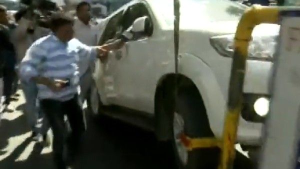 video: ವೈಎಸ್‌ಆರ್‌ಟಿಪಿ ಮುಖ್ಯಸ್ಥೆ ಶರ್ಮಿಳಾ ರೆಡ್ಡಿ ಸಹಿತ ಕಾರನ್ನು ಎಳೆದೊಯ್ದ ಪೊಲೀಸರು