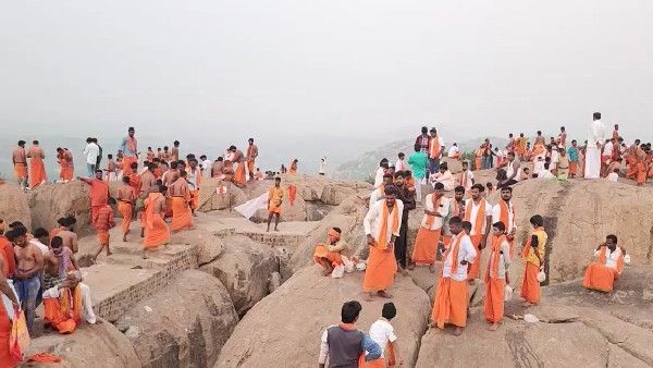 ಅಂಜನಾದ್ರಿ ಬೆಟ್ಟದಲ್ಲಿ ಹನುಮ ಮಾಲೆ ವಿಸರ್ಜನೆ: ರಾಜಕೀಯ ಗಣ್ಯರು ಸೇರಿ ಸಾವಿರಾರು ಭಕ್ತರು ಭಾಗಿ