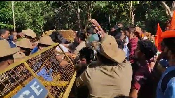 ಫಲಿತಾಂಶ ವಿಳಂಬ: ಮಂಗಳೂರು ವಿವಿ ಸಿಂಡಿಕೇಟ್ ಸಭೆಗೆ ಎಬಿವಿಪಿ ಮುತ್ತಿಗೆ