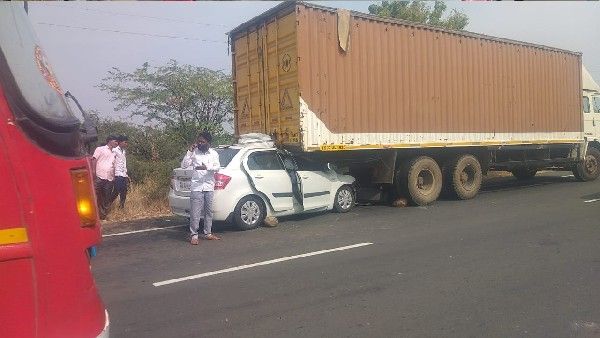 ರಸ್ತೆ ಬದಿ ನಿಂತಿದ್ದ ಕಂಟೈನರ್‌ಗೆ ಕಾರು ಡಿಕ್ಕಿ, ಸಿಂದಗಿ ಪೊಲೀಸ್ ಅಧಿಕಾರಿ ಸಾವು
