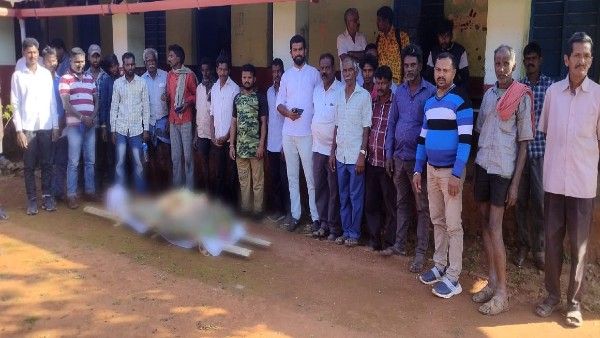 ಹುತ್ತಿನಮಕ್ಕಿ ಗ್ರಾಮಕ್ಕೆ ಸ್ಮಶಾನ ಮಂಜೂರಾತಿಗೆ ಆಗ್ರಹ: ಜಯಪುರ ನಾಡಕಚೇರಿ ಎದುರು ಶವವಿಟ್ಟು ಪ್ರತಿಭಟನೆ