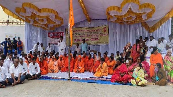 ಮುರುಘಾ ಮಠಕ್ಕೆ ಆಡಳಿತಾಧಿಕಾರಿ ನೇಮಕ: ಸರ್ಕಾರದ ಆದೇಶದ ವಿರುದ್ಧ ಮಠಾಧೀಶರ ಆಕ್ರೋಶ