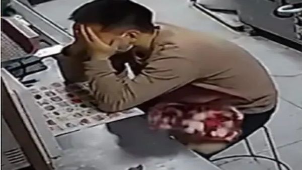 ವಿಡಿಯೋ: ಕೆಲಸದ ವೇಳೆ ನಿದ್ದೆಗೆ ಜಾರಿದ ಅಪ್ಪ: ಕೋಟ್ ಹೊದಿಸಿದ ಮಗಳು