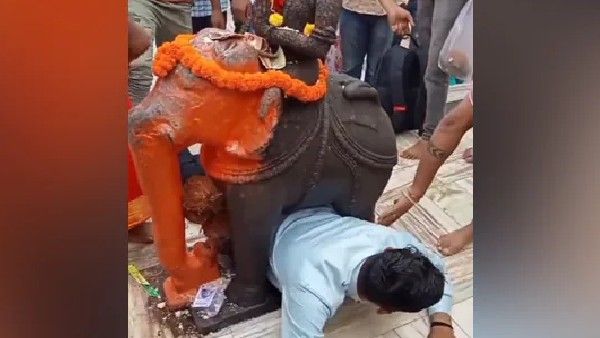 ವಿಡಿಯೋ: ಆನೆಯ ಪ್ರತಿಮೆಯ ಕಾಲುಗಳ ನಡುವೆ ಸಿಲುಕಿದ ಭಕ್ತ