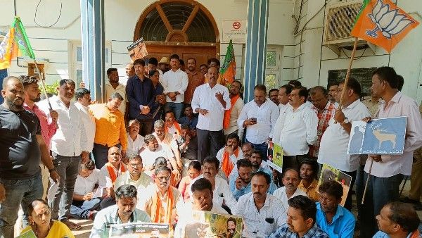 ವನ್ಯಜೀವಿ ಪತ್ತೆ ಪ್ರಕರಣ:ಮಲ್ಲಿಕಾರ್ಜುನ್‌ ಬಂಧನಕ್ಕೆ ಆಗ್ರಹಿಸಿ ಡಿಎಫ್ಒ ಕಚೇರಿಗೆ ಮುತ್ತಿಗೆ ಹಾಕಿದ ಬಿಜೆಪಿ ಕಾರ್ಯಕರ್ತರು